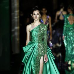 Vestido asimétrico verde de Zuhair Murad primavera/verano 2017 en la Semana de la Alta Costura de París