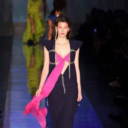 Top rosa fucsia de Jean Paul Gaultier primavera/verano 2017 en la Semana de la Alta Costura de París