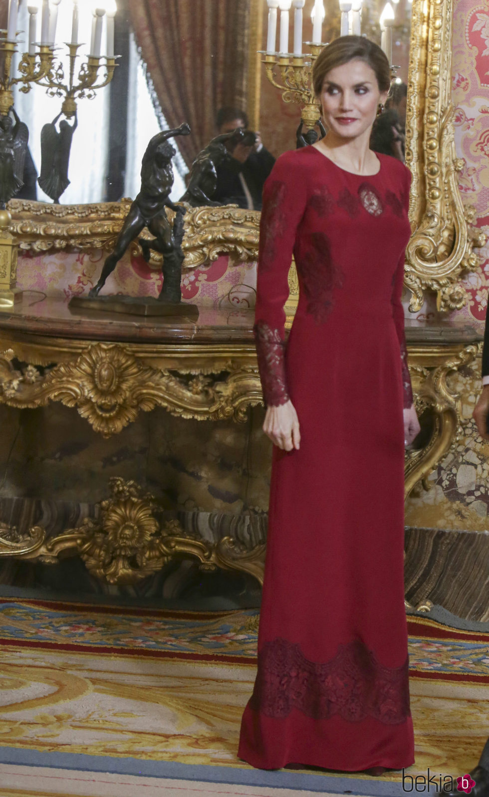 La Reina Letizia con un look granate en la recepción al Cuerpo Diplomático acreditado en España