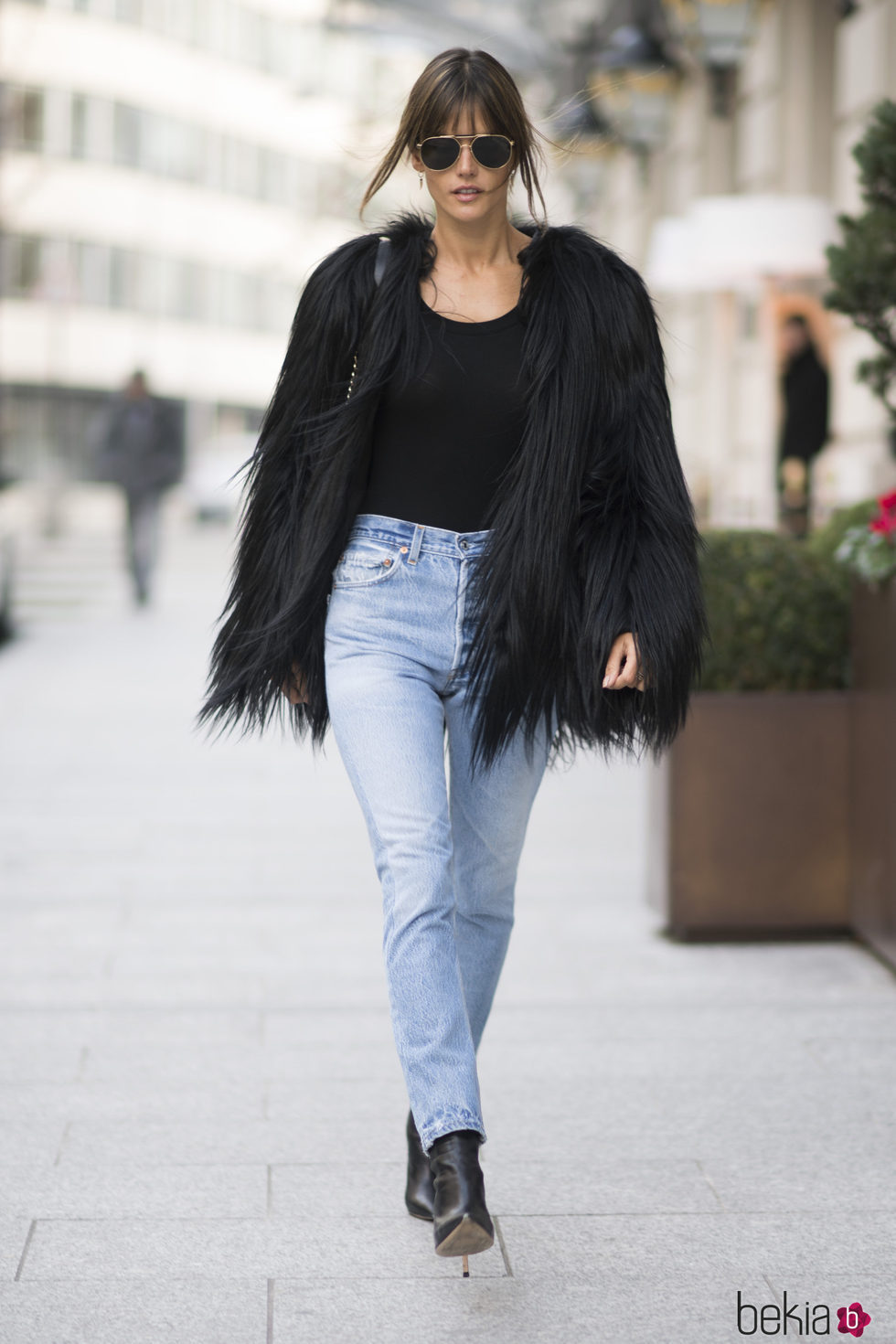 Alessandra Ambrosio con un abrgio de pelo en las calles de París