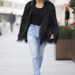 Alessandra Ambrosio con un abrgio de pelo en las calles de París