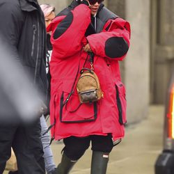 Rihanna con un maxi abrigo en el set de la película 'Ocean's Eight' en Nueva York