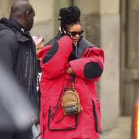 Rihanna con un maxi abrigo en el set de la película 'Ocean's Eight' en Nueva York