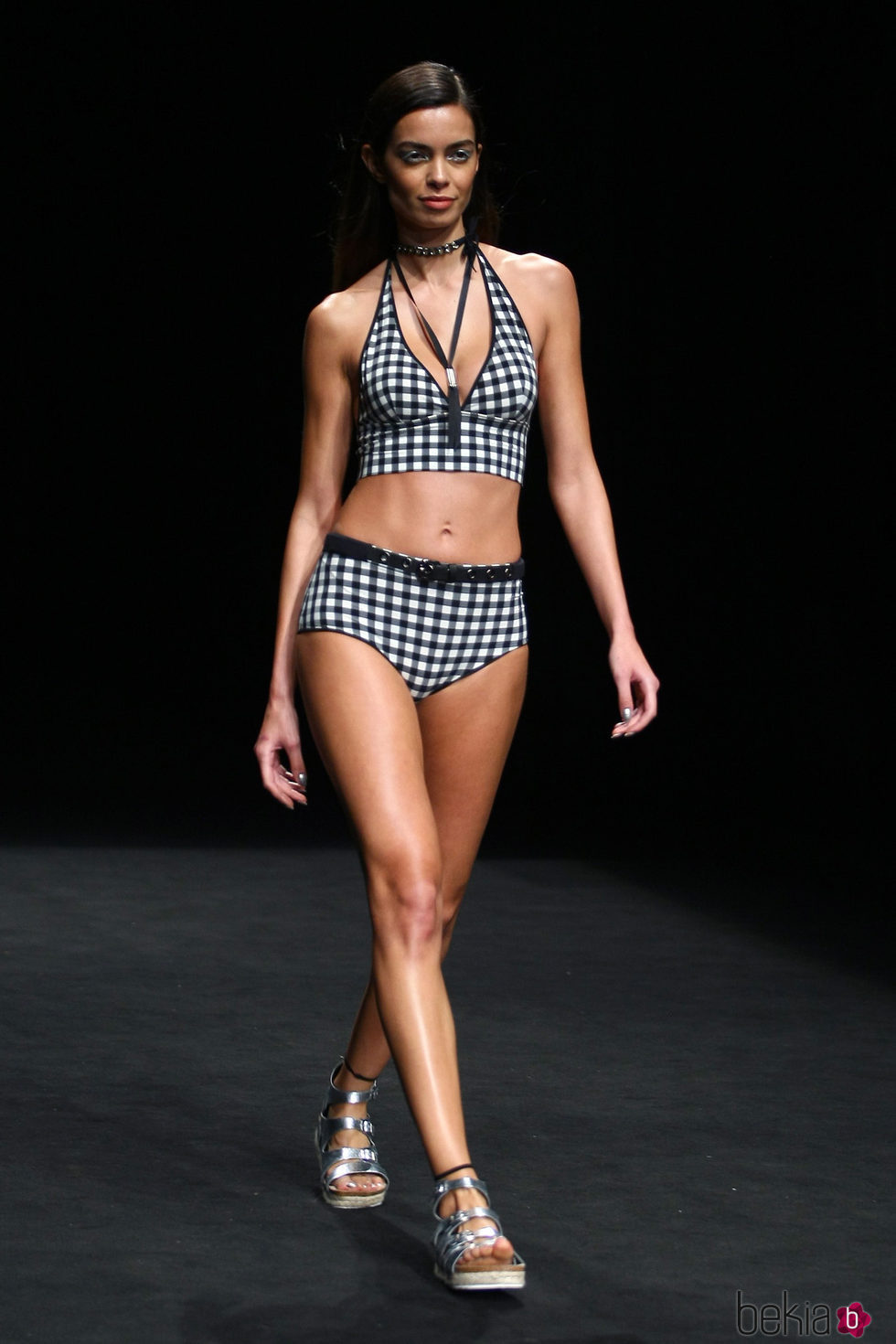 Joana Sanz con un bikini vintage de TCN primavera/verano 2017 en la 080 Barcelona Fashion