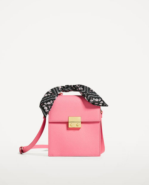 Bolso rosa con lazo de Zara primavera/verano 2017