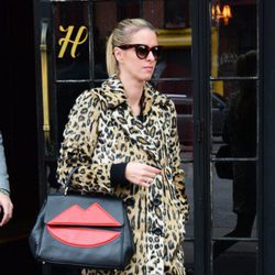 Nicky Hilton con un abrigo animal print en las calles de Nueva York