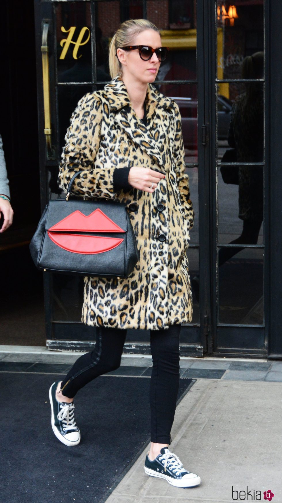 Nicky Hilton con un abrigo animal print en las calles de Nueva York