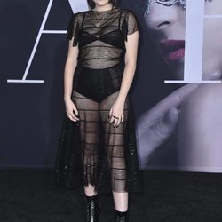 Noah Cyrus con un vestido transparente en la premiere de '50 sombras más oscuras'