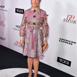 Salma Hayek con un vestido de Gucci en un evento de la revista Harper's Bazaar