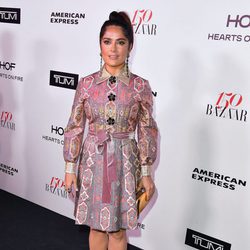 Salma Hayek con un vestido de Gucci en un evento de la revista Harper's Bazaar