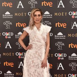 María León con un vestido de plumas en los Premios Goya 2017