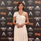 Michelle Jenner con un vestido blanco en los Premios Goya 2017