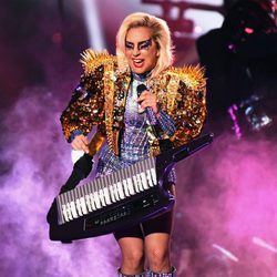 Lady Gaga con un bolero brillante en la Super Bowl 2017