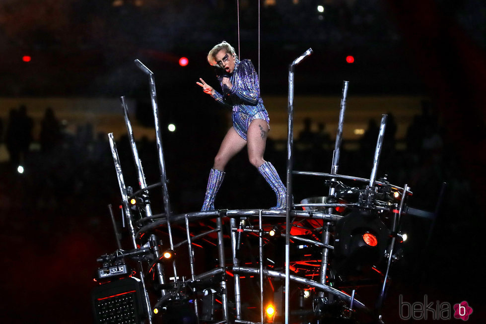 Lady Gaga con un body de Versace en la Super Bowl 2017