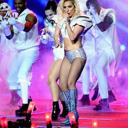 Lady Gaga con un mini short con cristales de Swarovski en la Super Bowl 2017