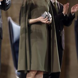 La Reina Letizia con un vestido capa en los Premios Nacionales de Innovación y Diseño