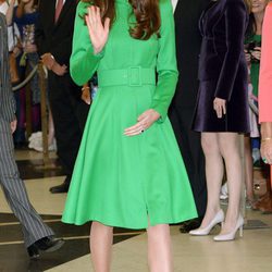 Kate Middleton con un vestido verde greenery en su viaje a Nueva Zelanda en 2014