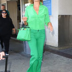 Heidi Klum con un total look verde greenery en Los Ángeles en 2015