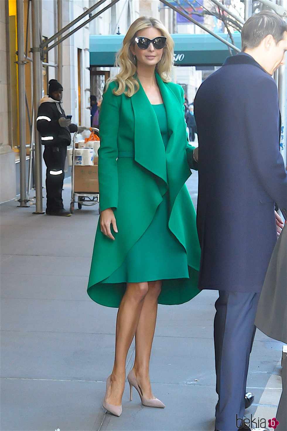 Ivanka Trump con un vestido y un abrigo con volumen en Nueva York
