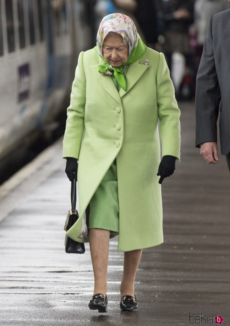 La Reina Isabel II con un abrigo de paño color verde en la estación de Lynn