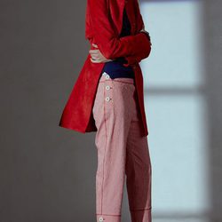Pantalón y chaqueta color rojo de Adolfo Domínguez primavera/verano 2017