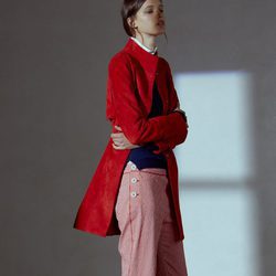 Pantalón y chaqueta color rojo de Adolfo Domínguez primavera/verano 2017