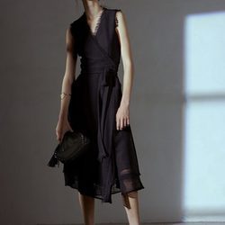 Vestido negro de Adolfo Domínguez primavera/verano 2017
