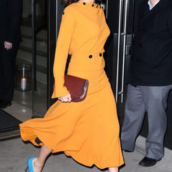 Victoria Beckham con un total look mostaza en las calles de Nueva York