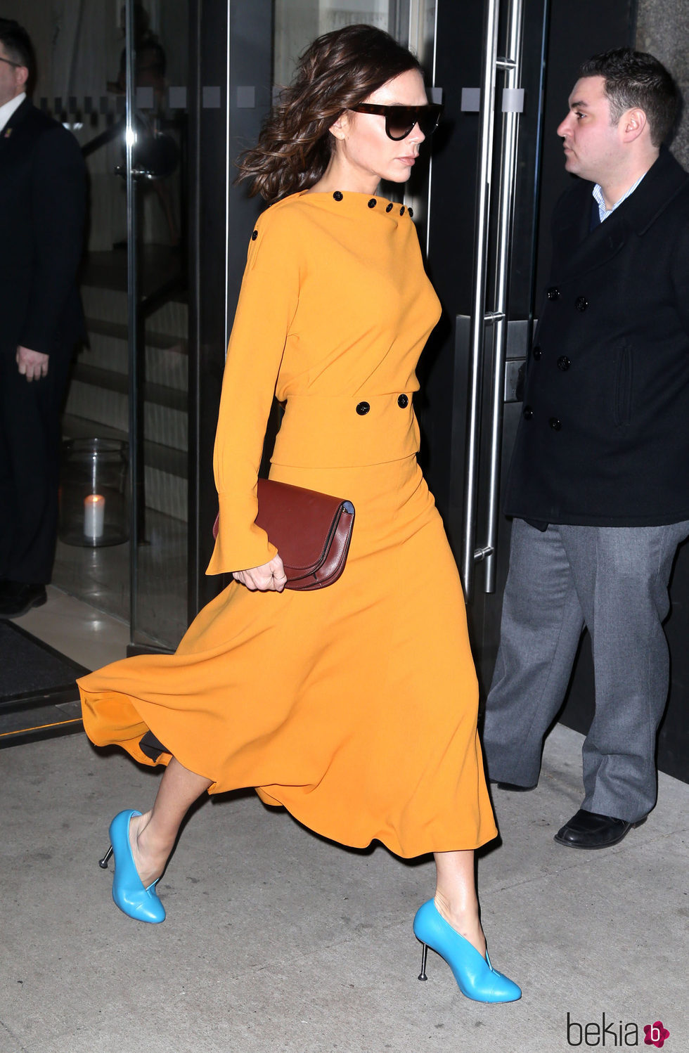 Victoria Beckham con un total look mostaza en las calles de Nueva York