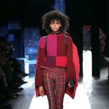 Pantalón con cuadros escoceses de Desigual otoño/invierno 2017/2018 en la New York Fashion Week