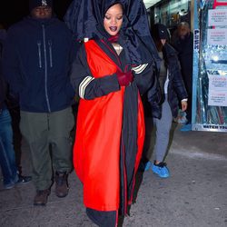 Rihanna con un abrigo largo en las calles de Nueva York