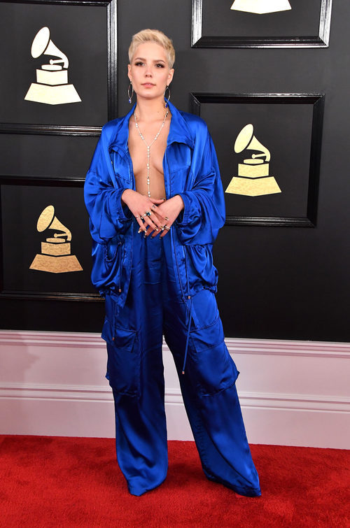 Halsey con un chándal azul en los Grammy 2017