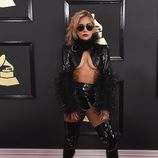 Lady Gaga con un look rocky en los Grammy 2017