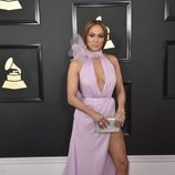 Jennifer Lopez con un vestido femenino en los Grammy 2017