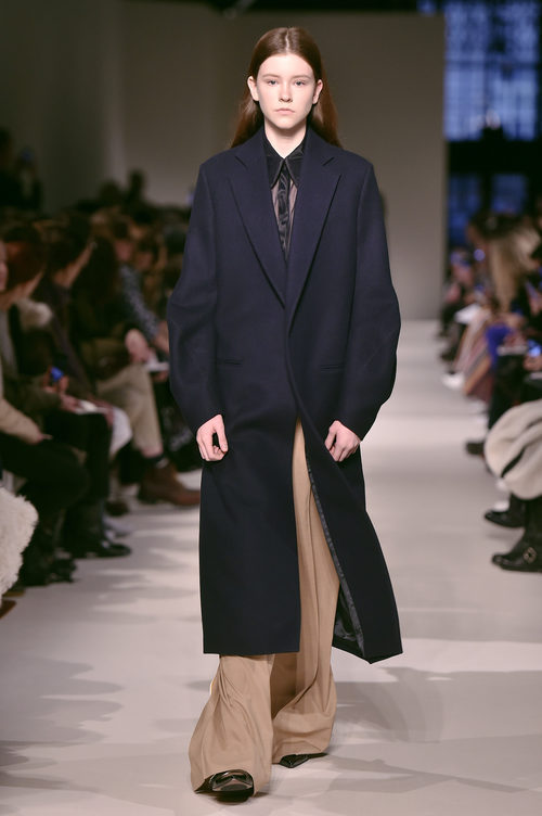 Abrigo de paño azul de Victoria Beckham otoño/invierno 2017/2018 en la New York Fashion Week
