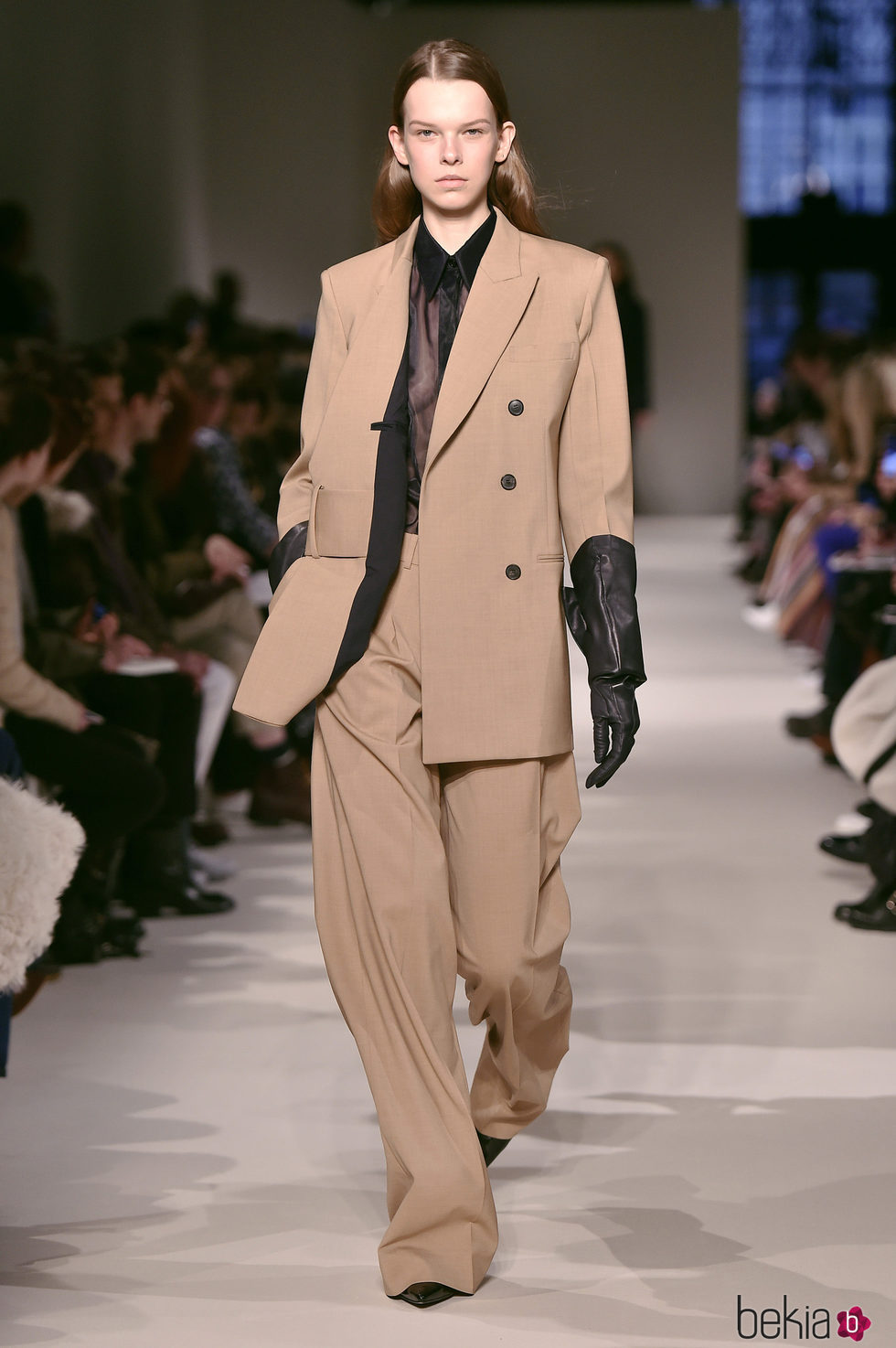 Traje color camel de Victoria Beckham otoño/invierno 2017/2018 en la New York Fashion Week