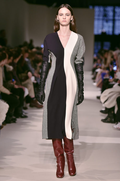 Vestido midi de Victoria Beckham otoño/invierno 2017/2018 en la New York Fashion Week