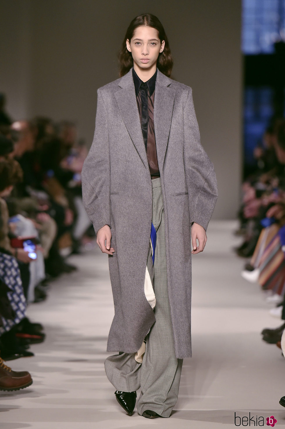 Abrigo de paño largo de Victoria Beckham otoño/invierno 2017/2018 en la New York Fashion Week
