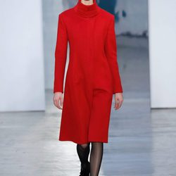 Vestido midi rojo intenso de Carolina Herrera otoño/invierno 2017/2018 en la New York Fashion Week