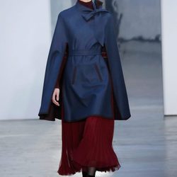 Abrigo con capa de Carolina Herrera otoño/invierno 2017/2018 en la New York Fashion Week