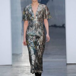 Bella Hadid desfilando para Carolina Herrera otoño/invierno 2017/2018 en la New York Fashion Week