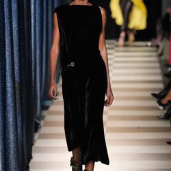 Vestido midi negro de Monse otoño/invierno 2017/2018 en la New York Fashion Week