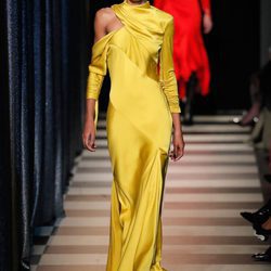 Vestido amarillo de Monse otoño/invierno 2017/2018 en la New York Fashion Week
