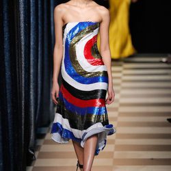 Vestido de estampado colorido de Monse otoño/invierno 2017/2018 en la New York Fashion Week
