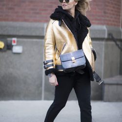 Chiara Ferragni con una chaqueta dorada en las calles de Nueva York