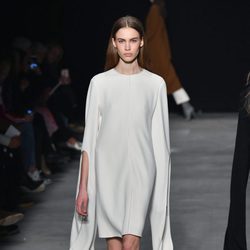 Vestido con capa de Narciso Rodriguez otoño/invierno 2017/2018 en la New York Fashion Week