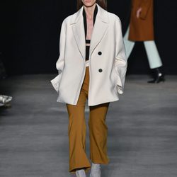 Pantalón camel de Narciso Rodriguez otoño/invierno 2017/2018 en la New York Fashion Week