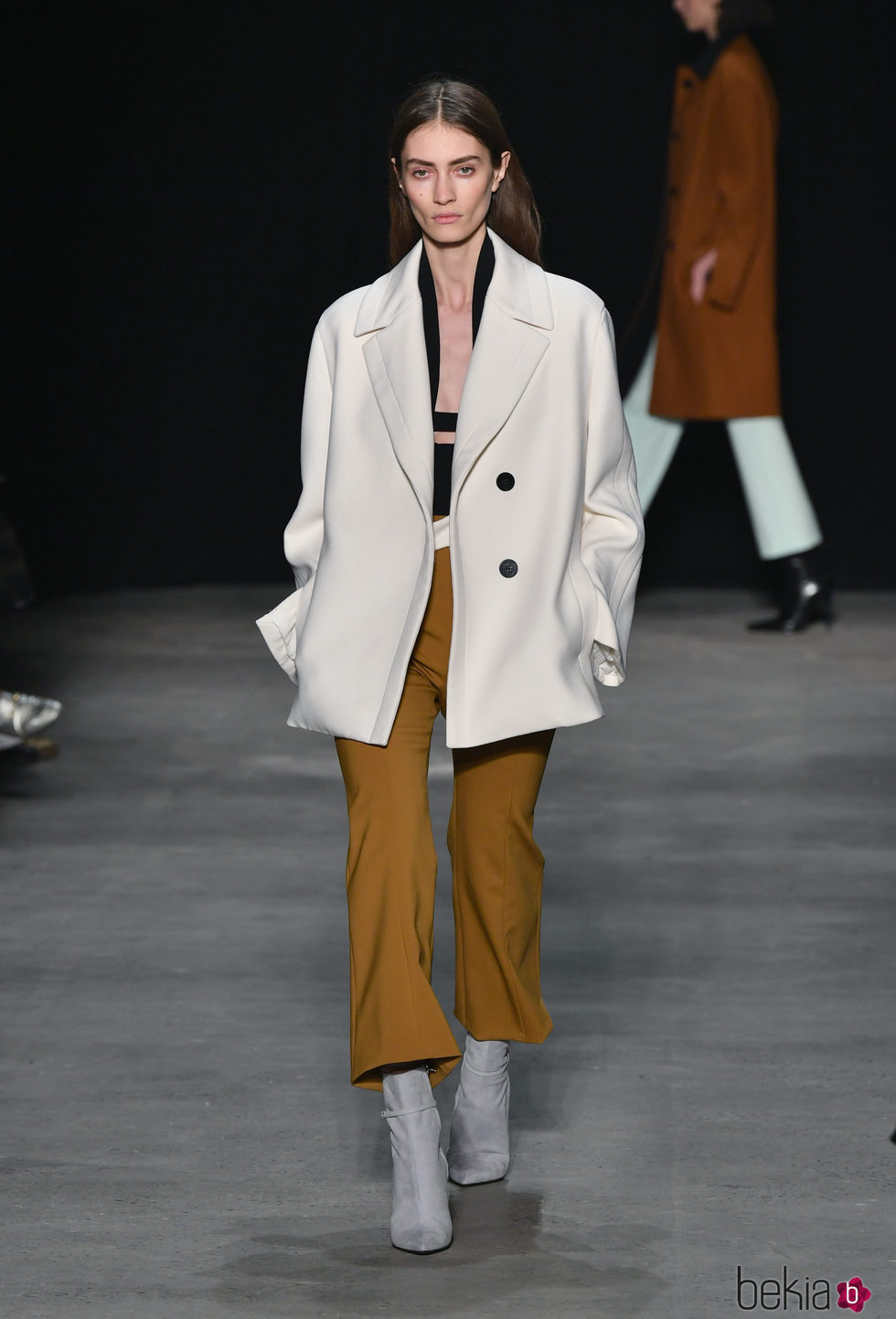 Pantalón camel de Narciso Rodriguez otoño/invierno 2017/2018 en la New York Fashion Week