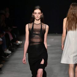 Camisa con transparencias de Narciso Rodriguez otoño/invierno 2017/2018 en la New York Fashion Week