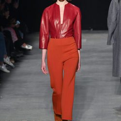 Camisa color rojo intenso de Narciso Rodriguez otoño/invierno 2017/2018 en la New York Fashion Week